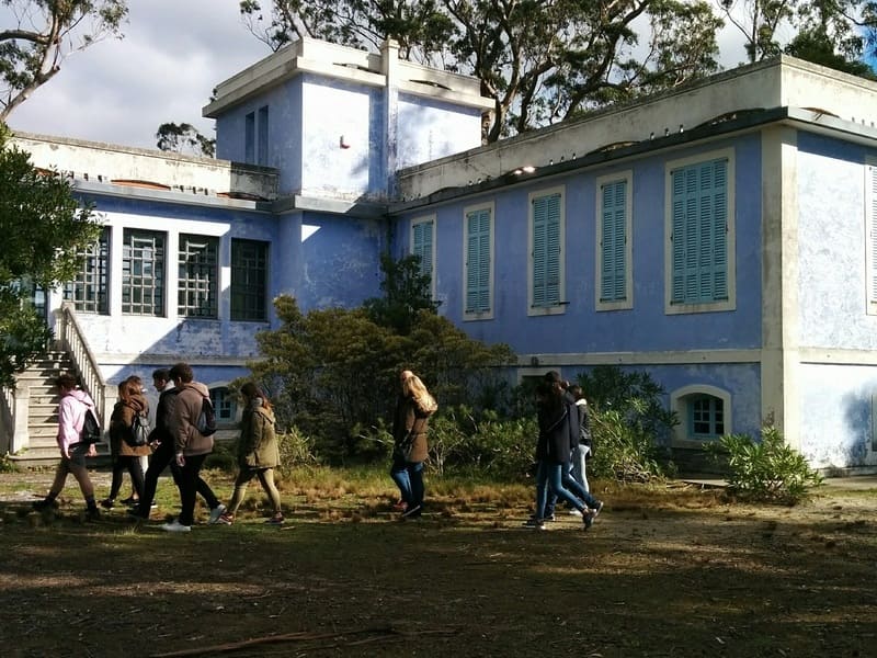Niños estudiando en clase